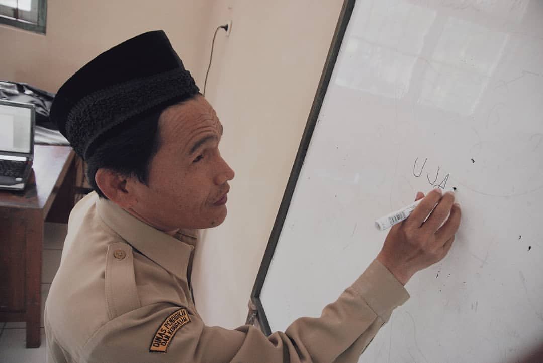 Guru Ujang Berjuang untuk Kesetaraan